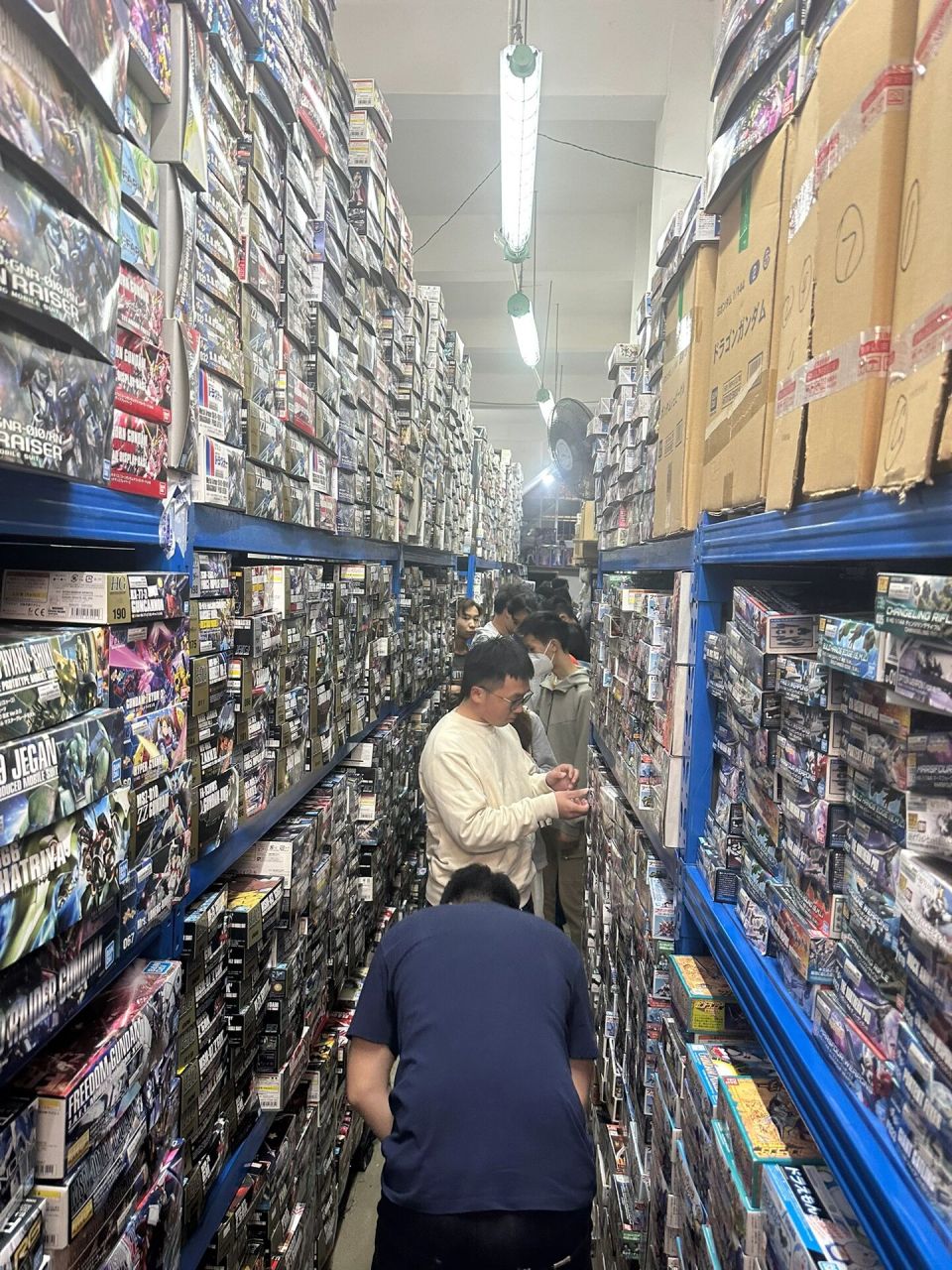 感受实体店买高达模型的快乐 在广州一德路有间众所周知的模型店,平时