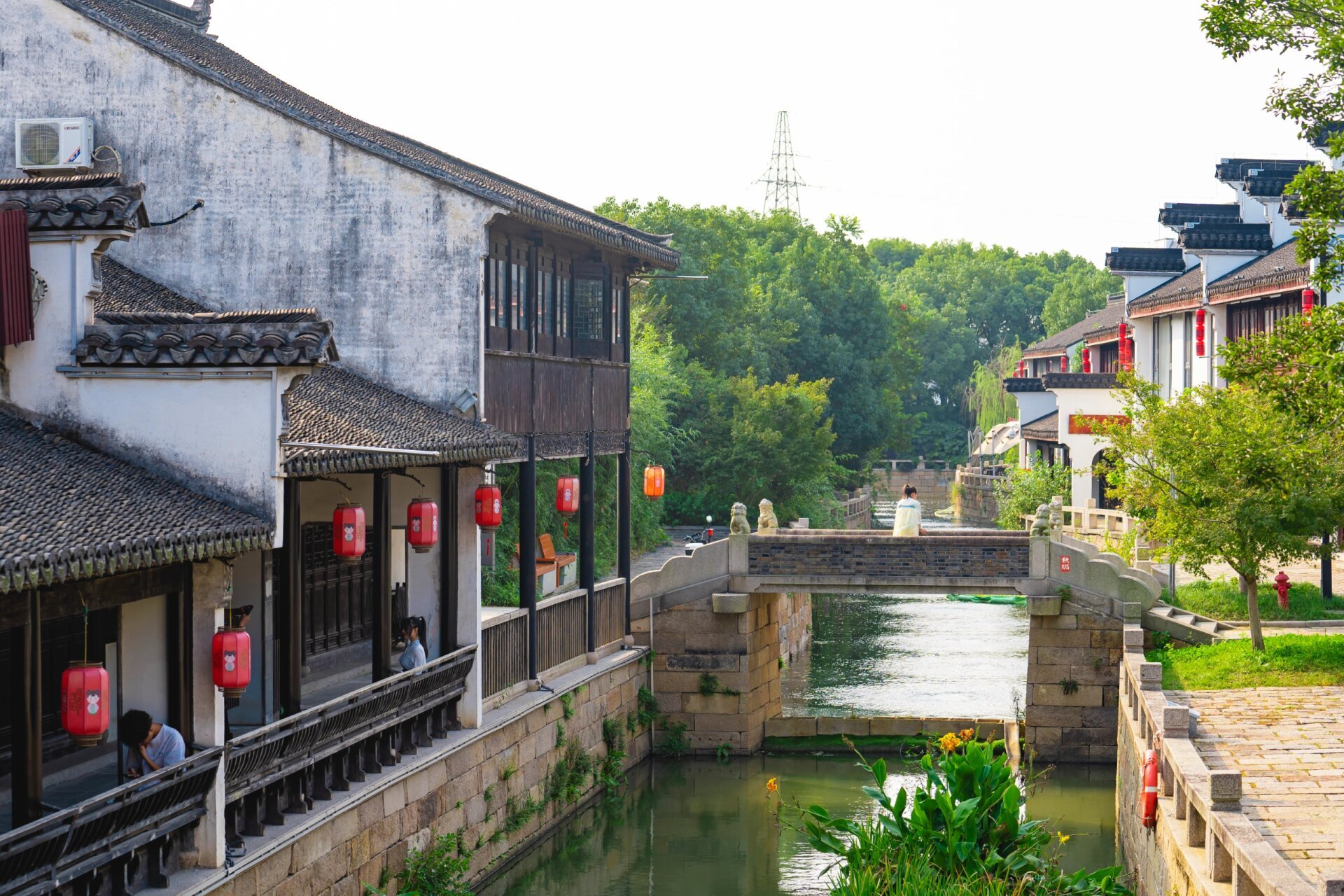 走在张家港恬庄老街青石板 铺就的幽深狭窄小巷, 屋檐廊下挂着的大红