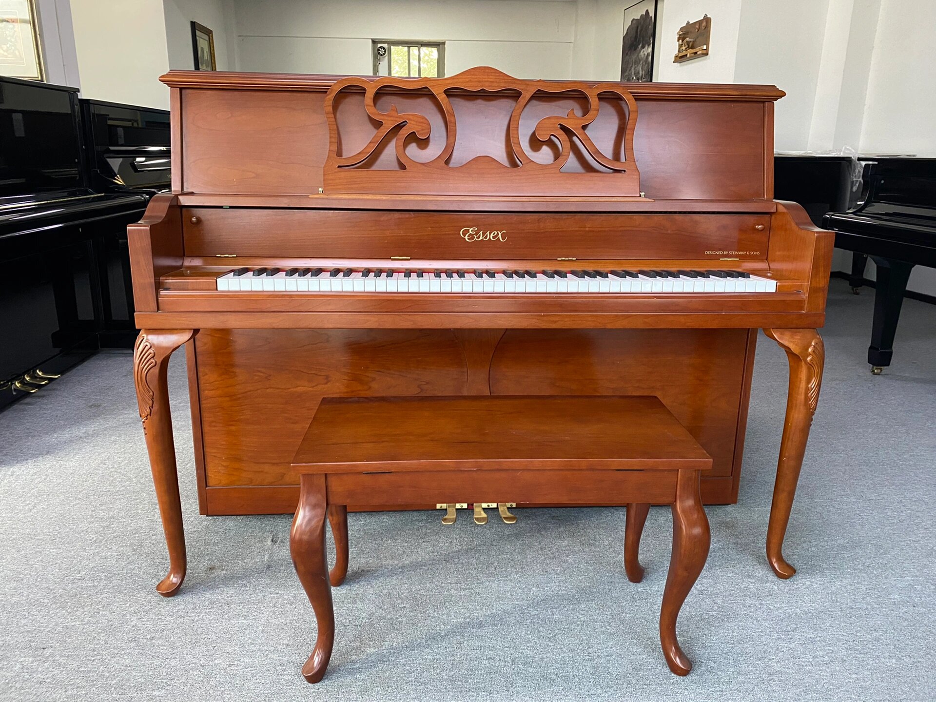 施坦威钢琴之艾塞克斯eup-116qa 古典弯腿造型,外置大谱架.韵味十足! 