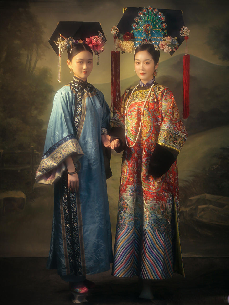 华芬嫁衣巧妙还原了尺寸,图案等细节.