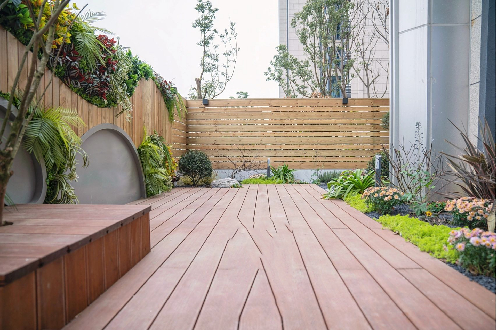 60平米l型现代简约小花园院子简单景观打造 95项目介绍: 这又是一个