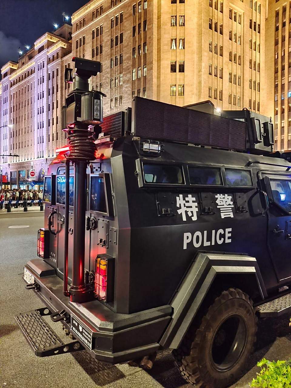 建党百年大庆在外滩执勤的特警剑齿虎装甲车