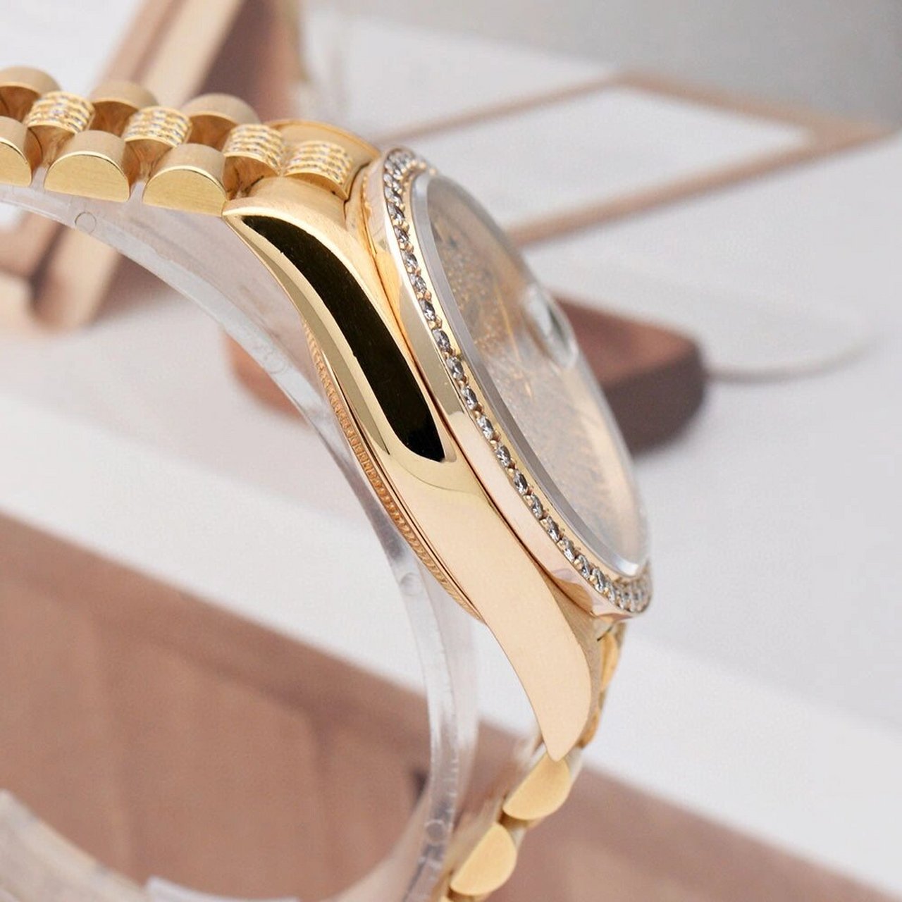 劳力士 星期日历型 自动机械男表 型号:18238后镶钻满天星 材质:18k