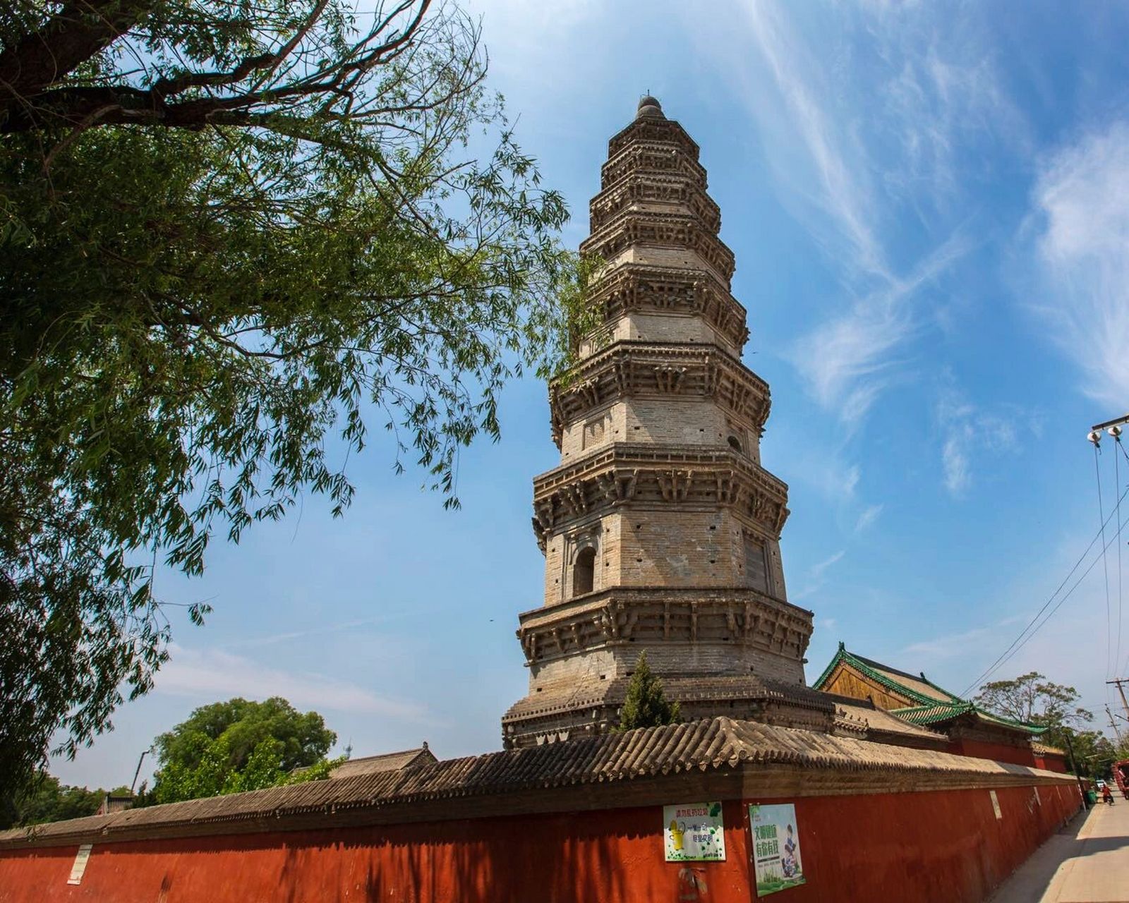 该塔原在宝云寺内,因此称宝云塔.