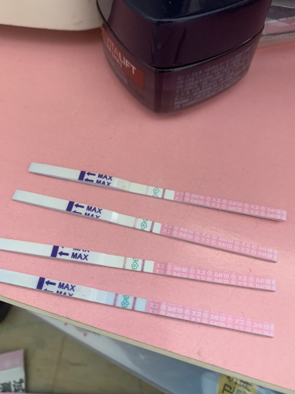 等到推迟到33天的时候,还没来,听说排卵试纸也可以测出早孕,就连续测