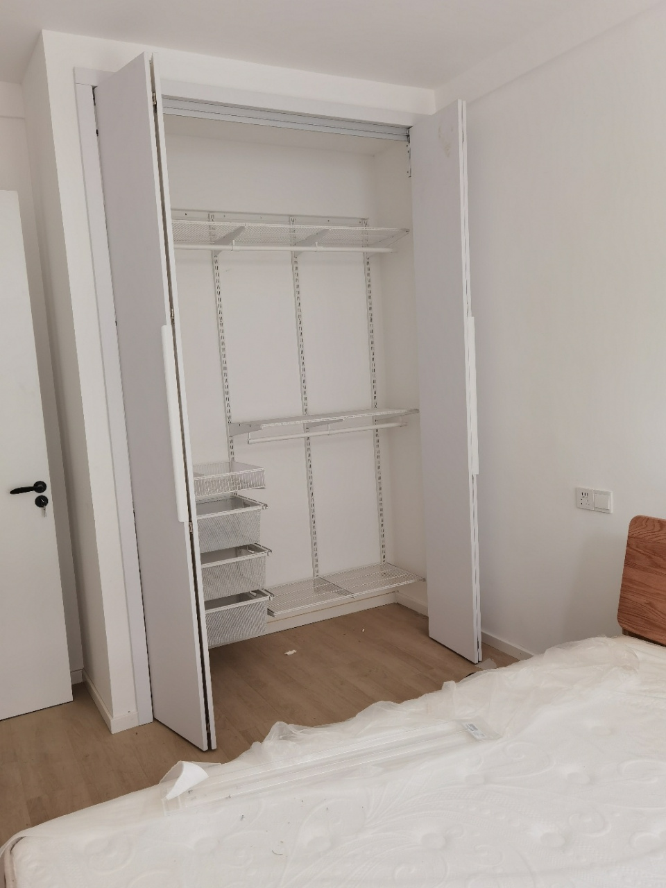 贫民窟女孩的自制折叠门 看了骊住看了松下太贵了 无奈又很钟意折叠门