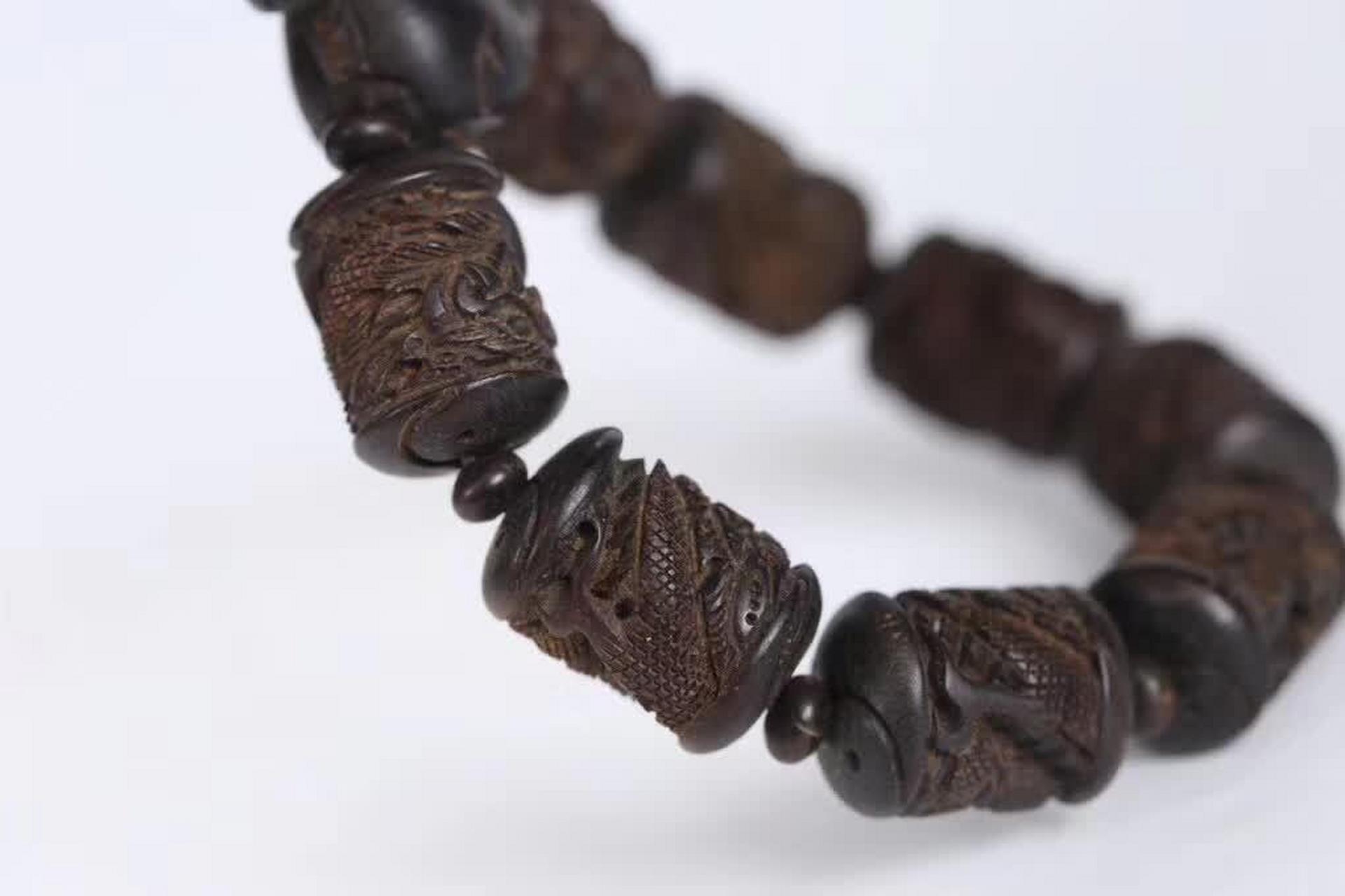 清代沉香雕龙纹手串,以其古朴典雅的姿态,静静地诉说着那个时代的辉煌