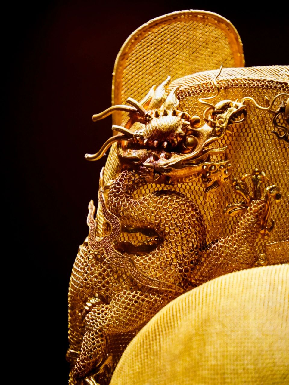 逛展|十三陵镇馆之宝"万历皇帝金翼善冠" "万历皇帝金翼善冠"为国家