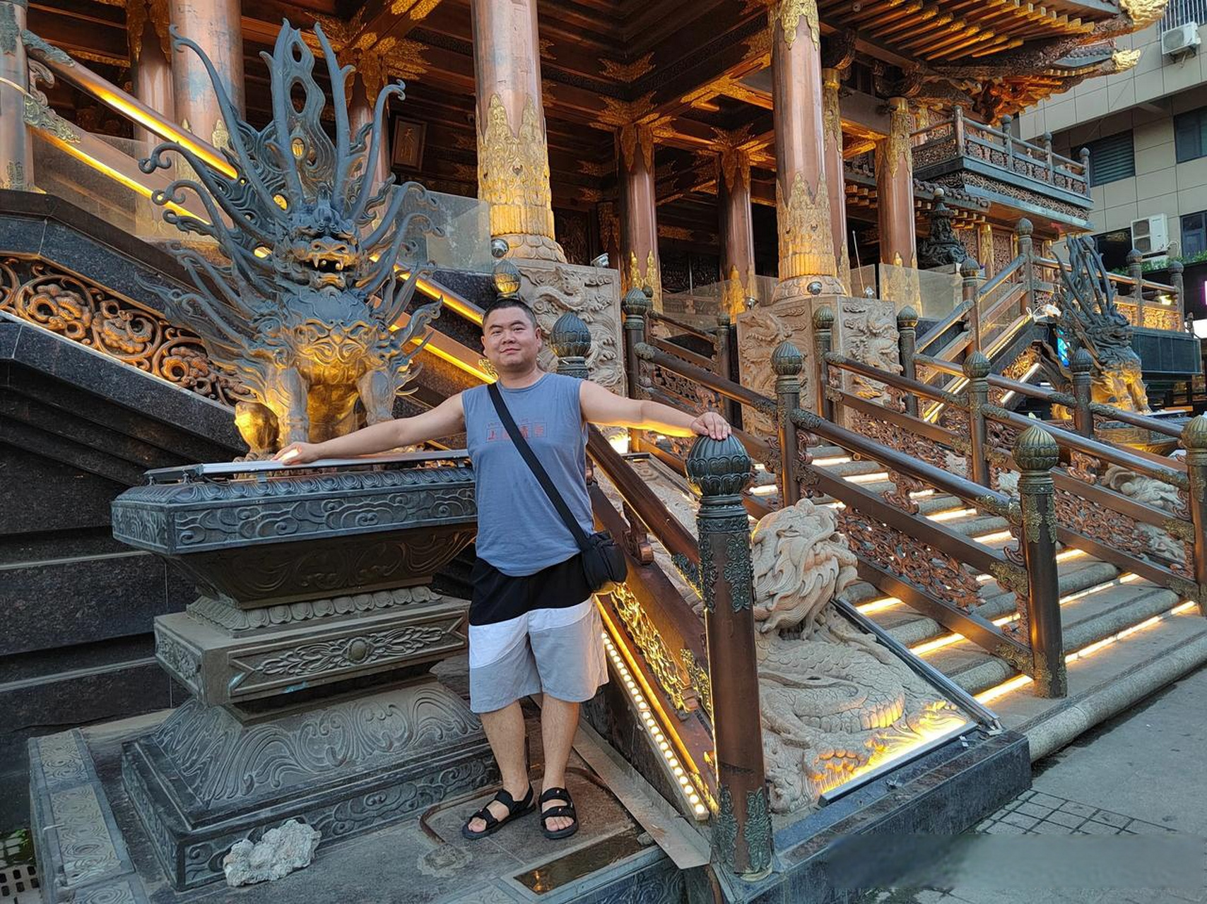 傍晚,在西安市和平路,经过天阙酒吧门口