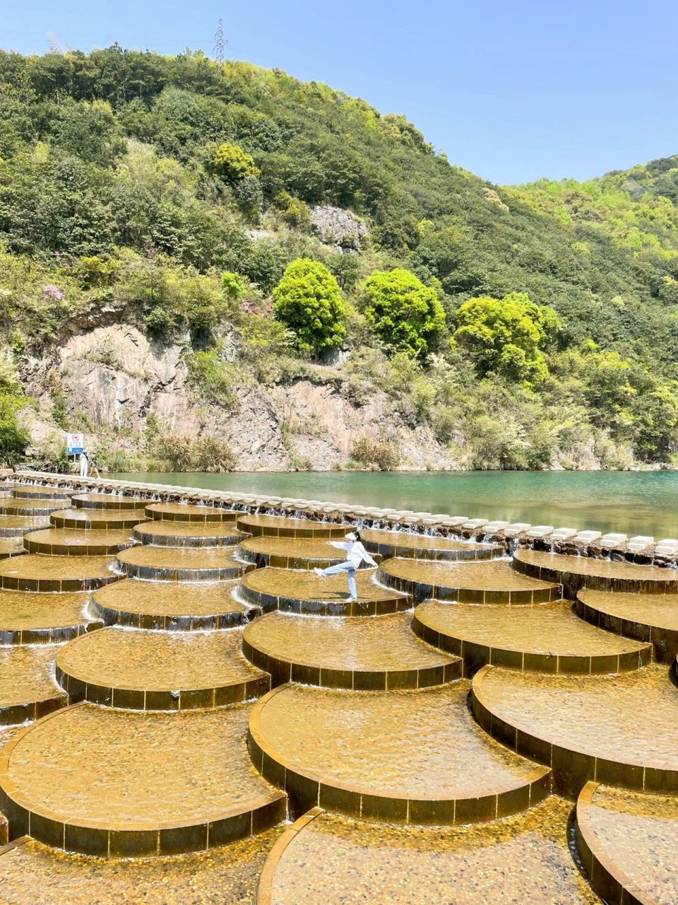 趁着阳光正好,赶紧去鱼鳞坝留个脚印93呗～ 交通:导航至北仑鱼鳞坝