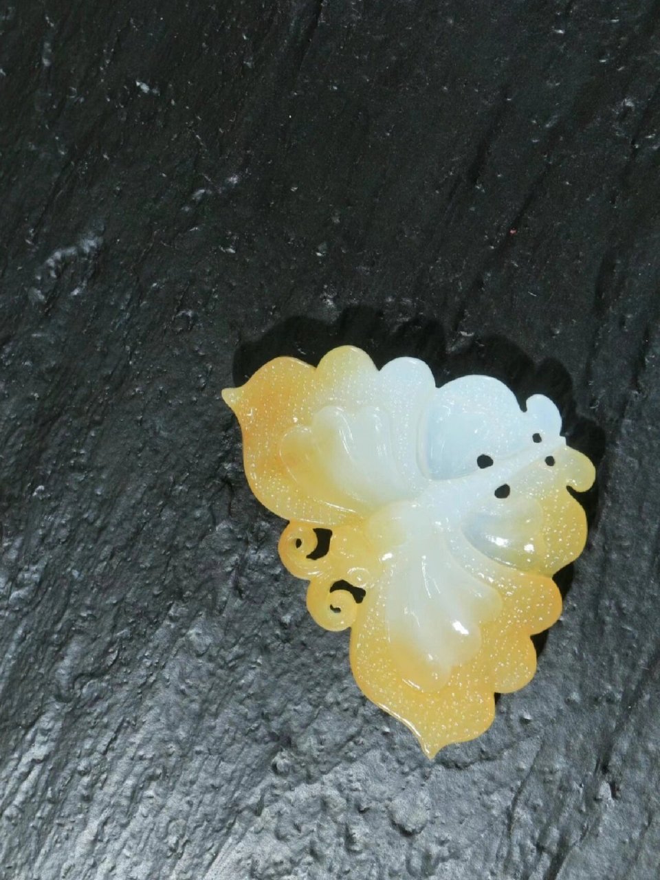 新疆和田玉且末糖色蝴蝶挂件解析 蝴蝶是幸福,爱情的象征,像蝶恋花""