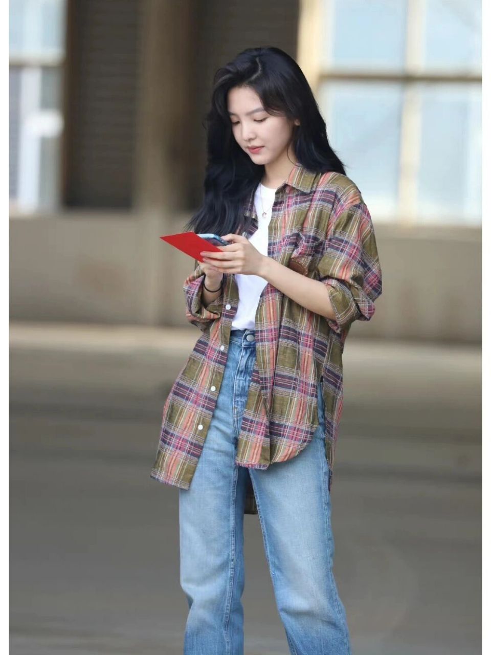 章若楠私服分享 她真的好爱这双笑脸魔术贴 格纹衬衫搭配牛仔裤,青春