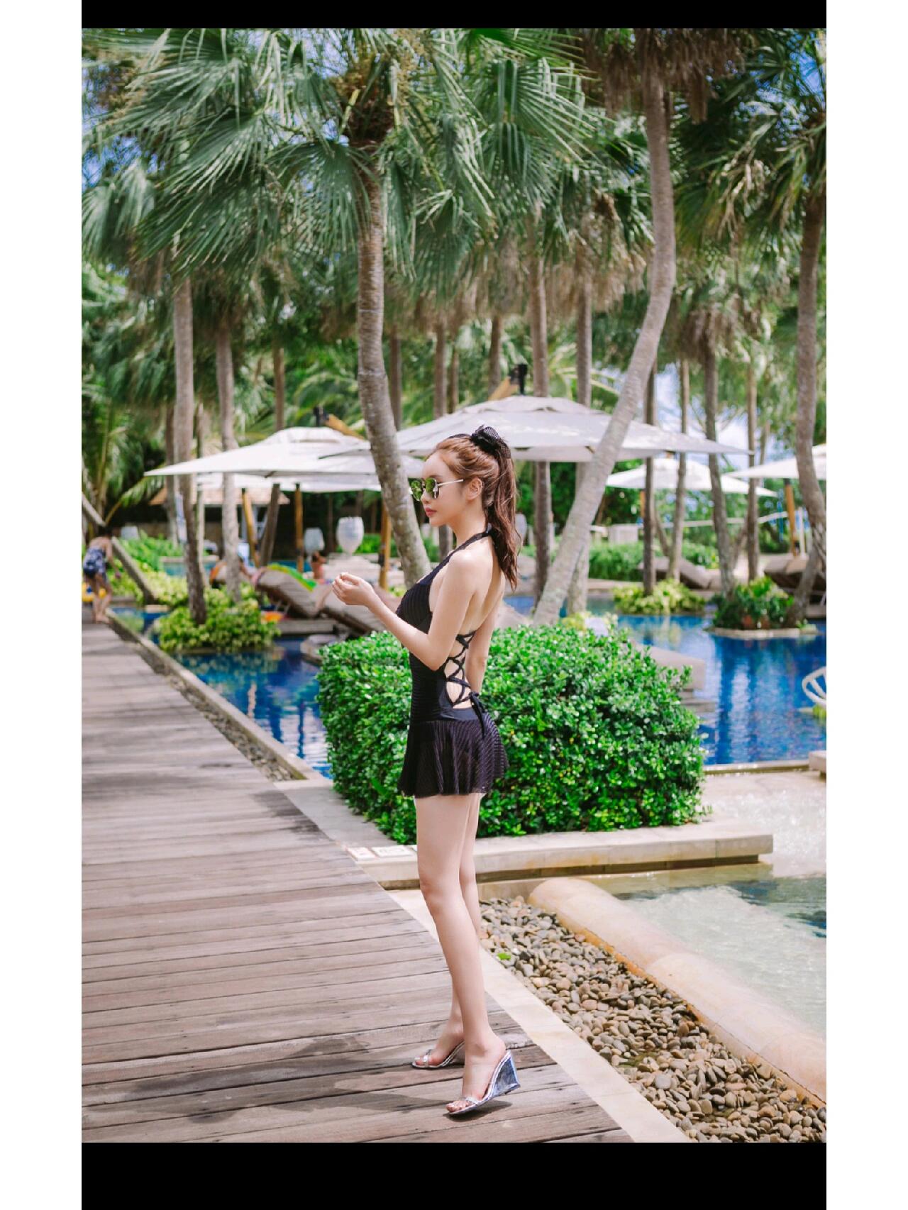 孙允珠高清泳装秀:炫黑俏皮少女蝴蝶吊带装