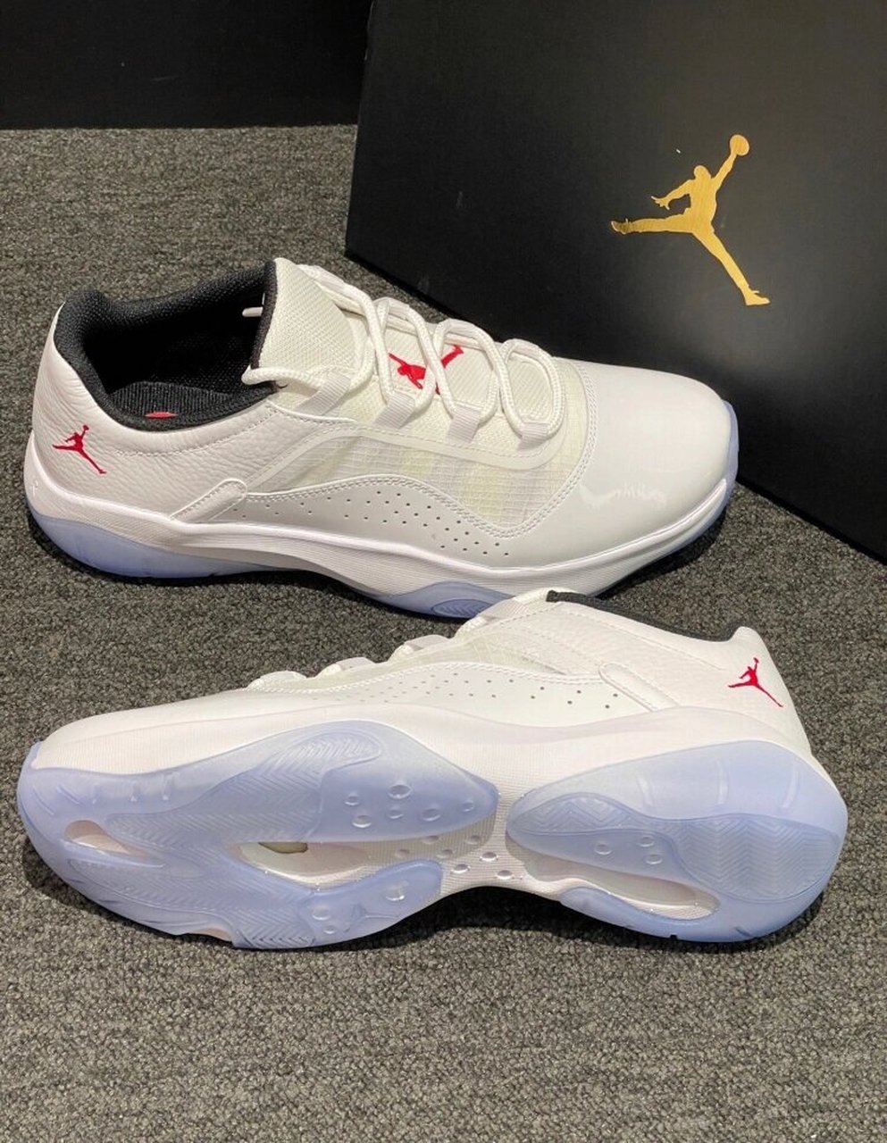 对经典的aj11进行延续,并且在细节上改动,在漆皮上加入透气孔,在中