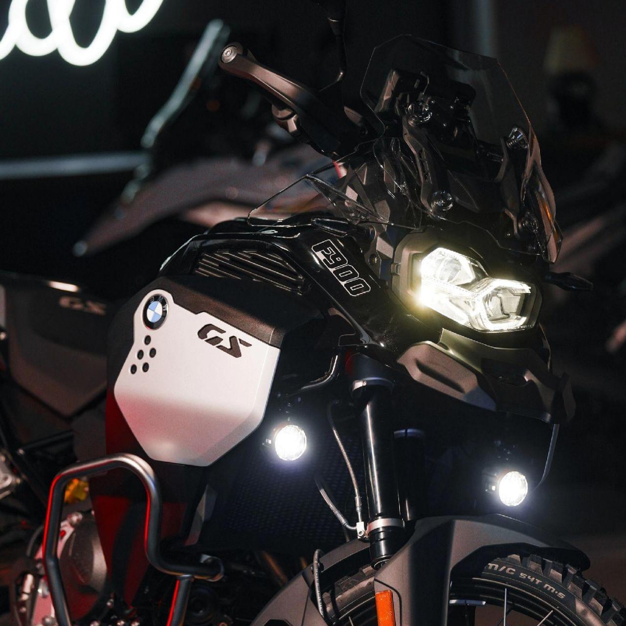 如果你中意水鸟但预算不够,那你可以看看新款宝马f900gsadv宝马900adv