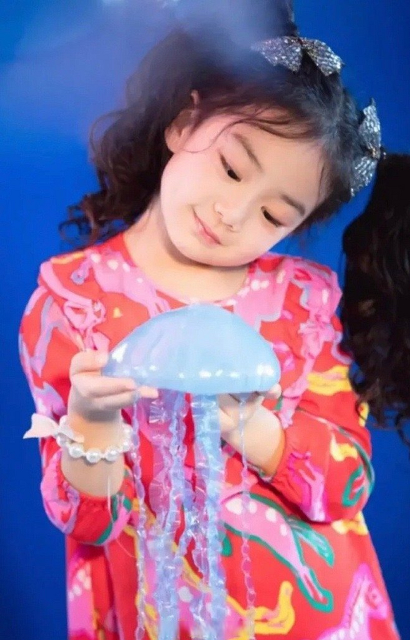 戚薇早期跟lucky很像戚薇早期妆容甜美又性感,跟她女儿真的很像呀