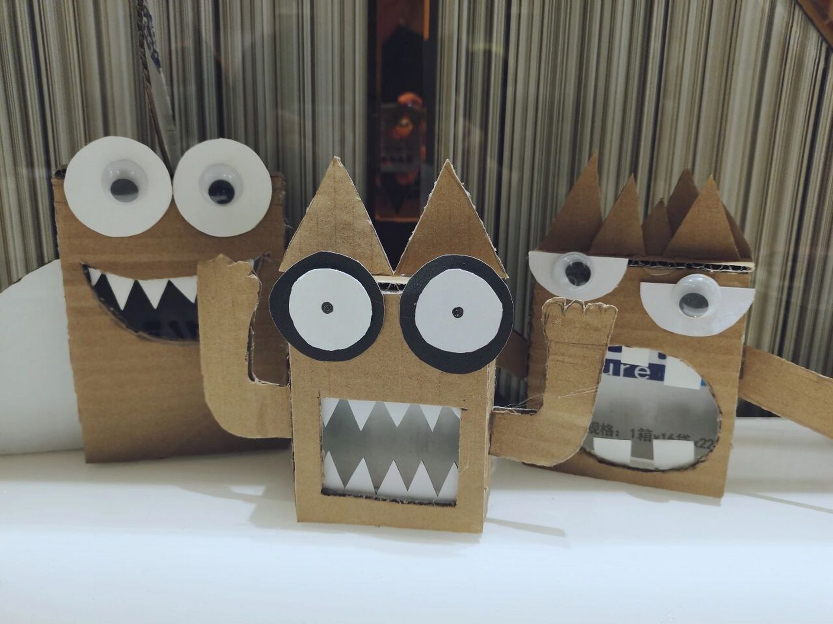 手工废旧纸箱小怪兽