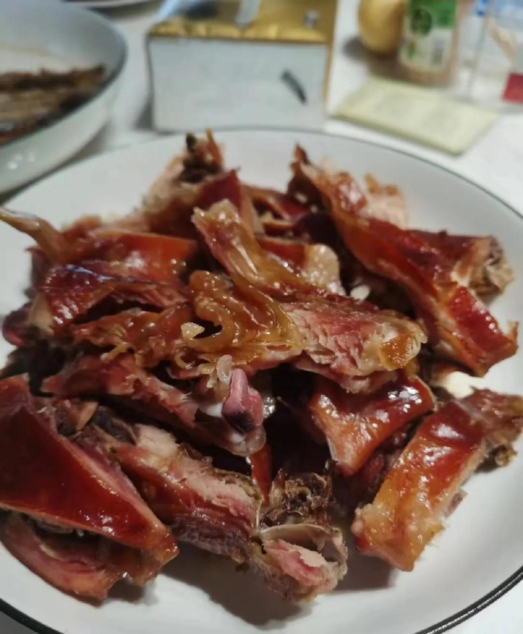 玉田熏鸡是一道美食,它选用优质鸡肉,经过独特的腌制和熏制工艺,口感