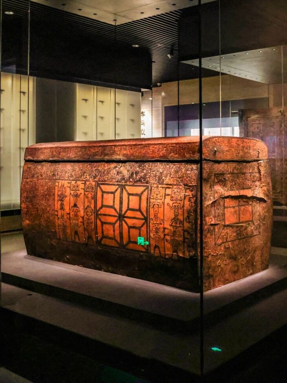 曾侯乙墓,位于今天湖北随州城西两公里的擂鼓墩东团坡上,墓中共出土