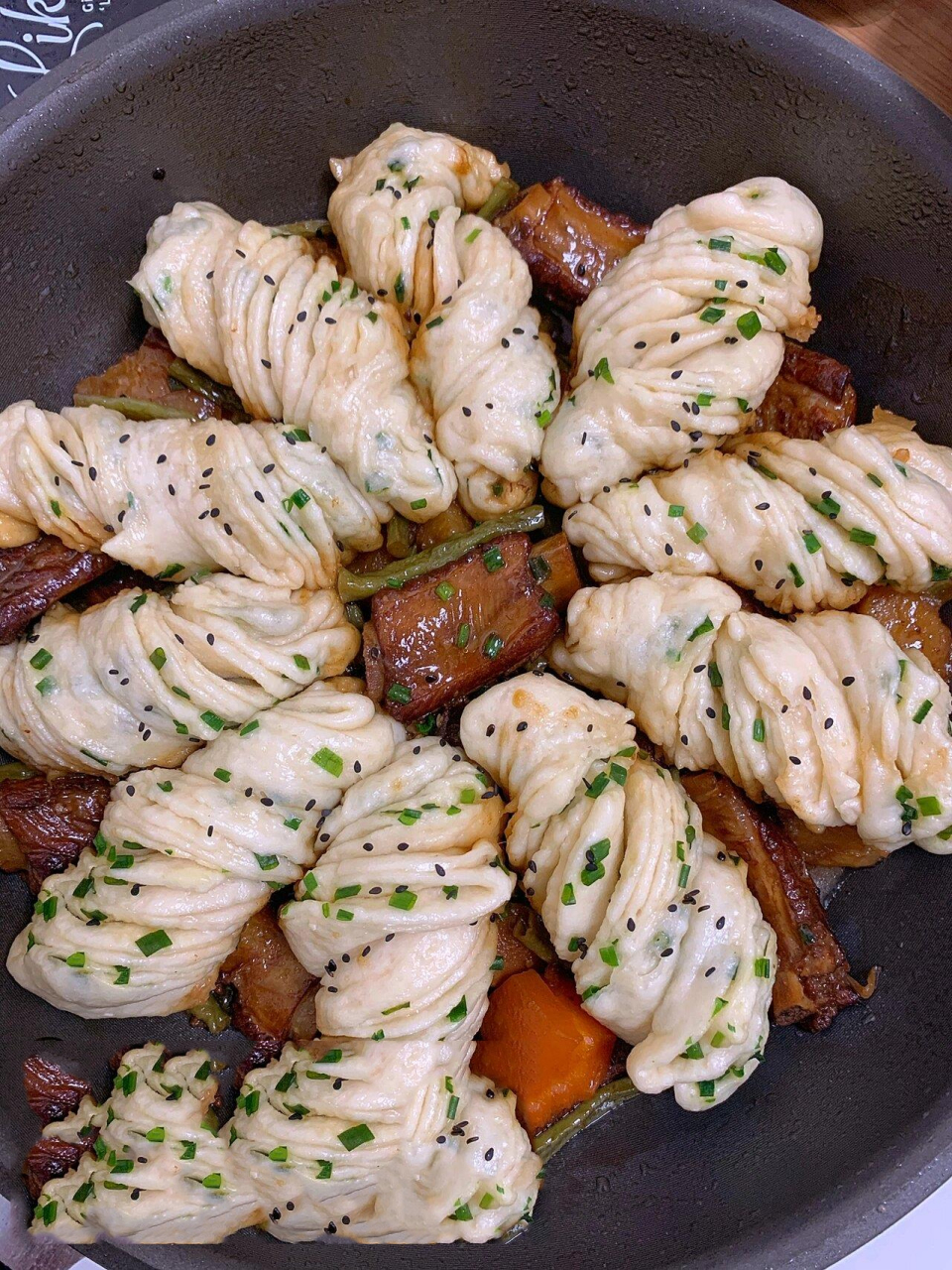 吸满汤汁的排骨和花卷,有菜,有肉,有主食,嘎嘎香