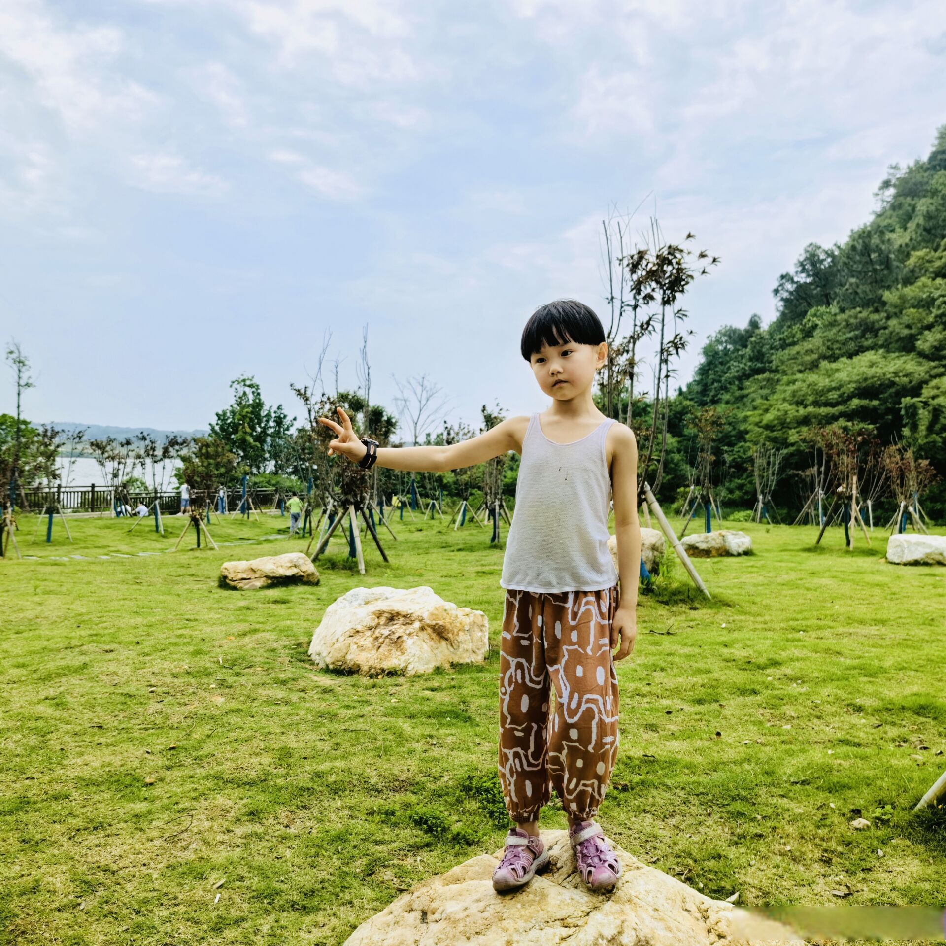 带着孩子们走出家门,让她们领略山水的魅力,感受生活的精彩