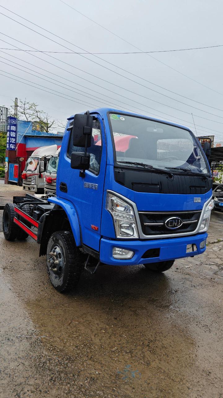 南骏蓝牌小四驱,现车到店.德威155马力,五档带幅,车厢尺寸:3.1x1.9x0.