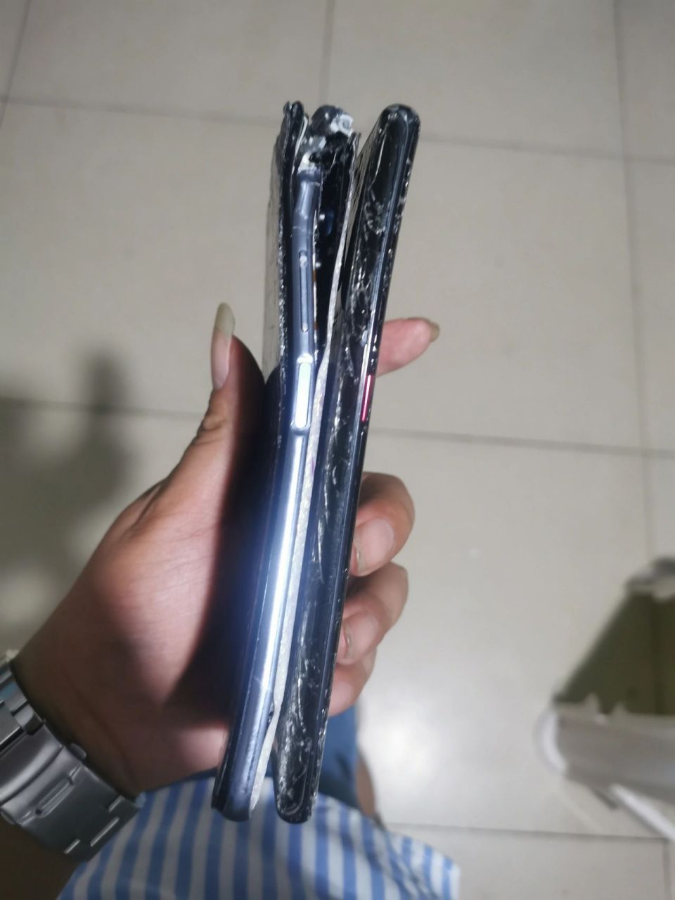 这种破烂手机别再换脸盆了 回收几百块一台 高价回收02烂手机,破