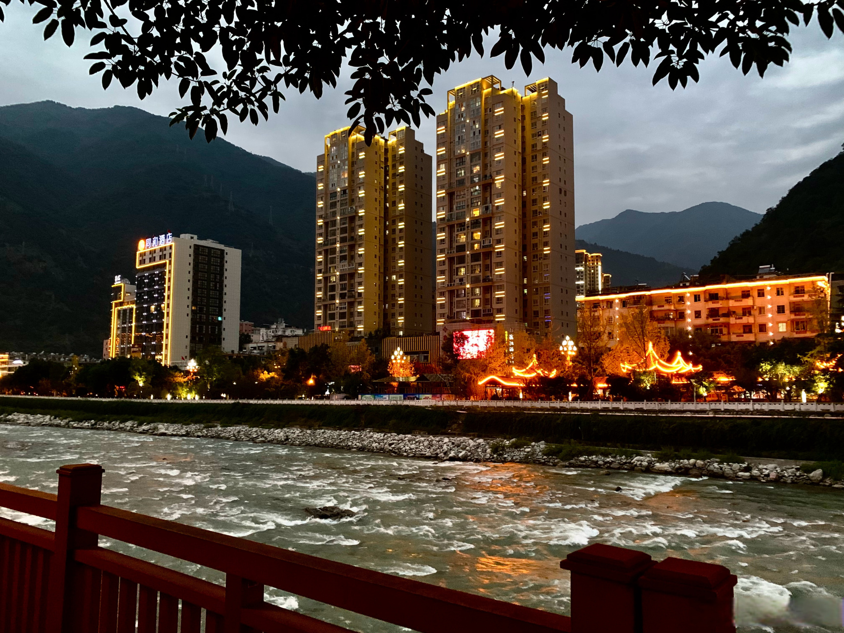 酒店的周边,石棉的夜景,大渡河哗哗的水流声
