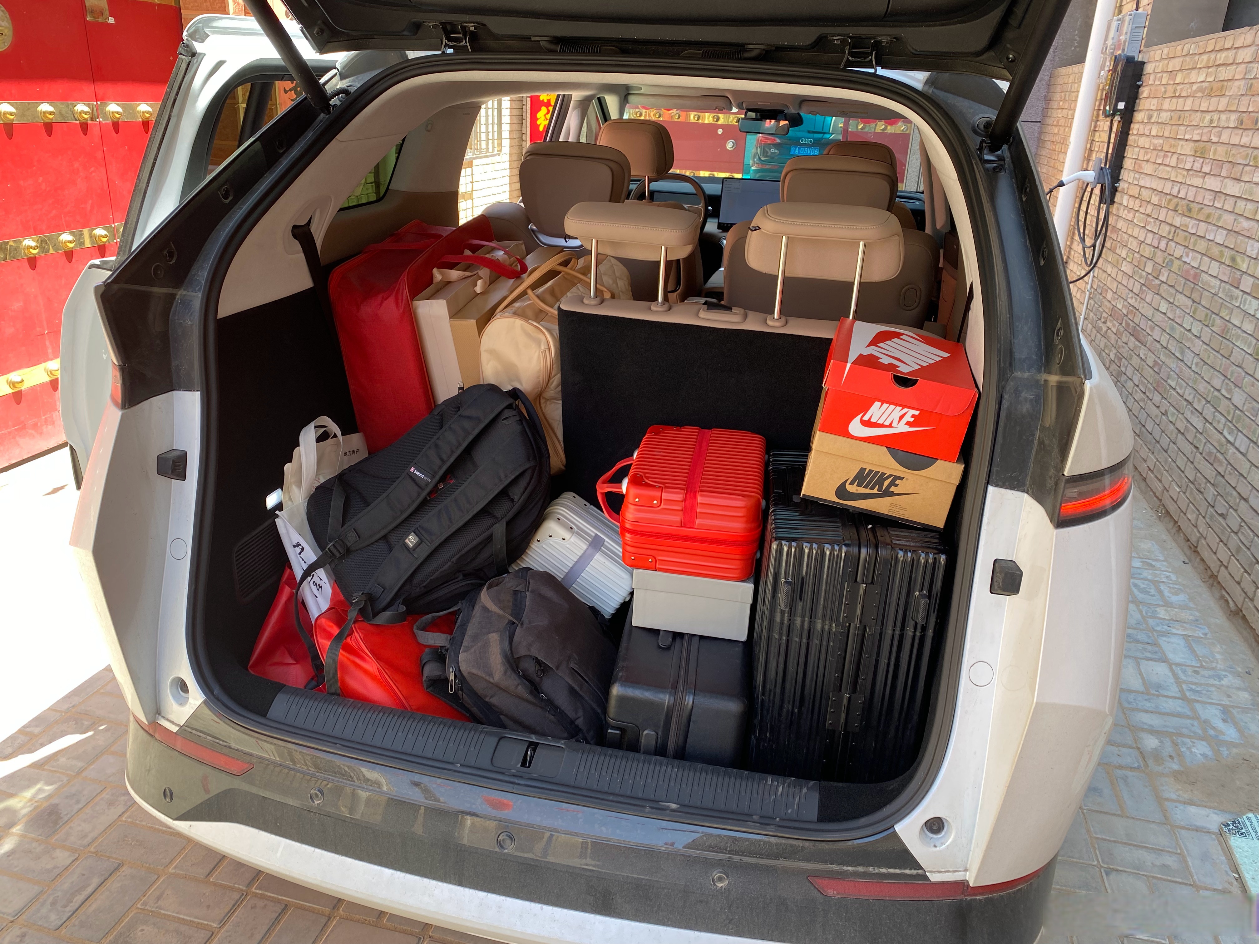 虽然还没二胎,但是接送家里长辈啥的,二三排都足