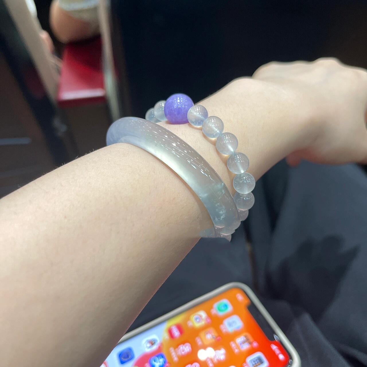 翡翠手镯和珠子叠戴好乖,忍不住拍拍拍!