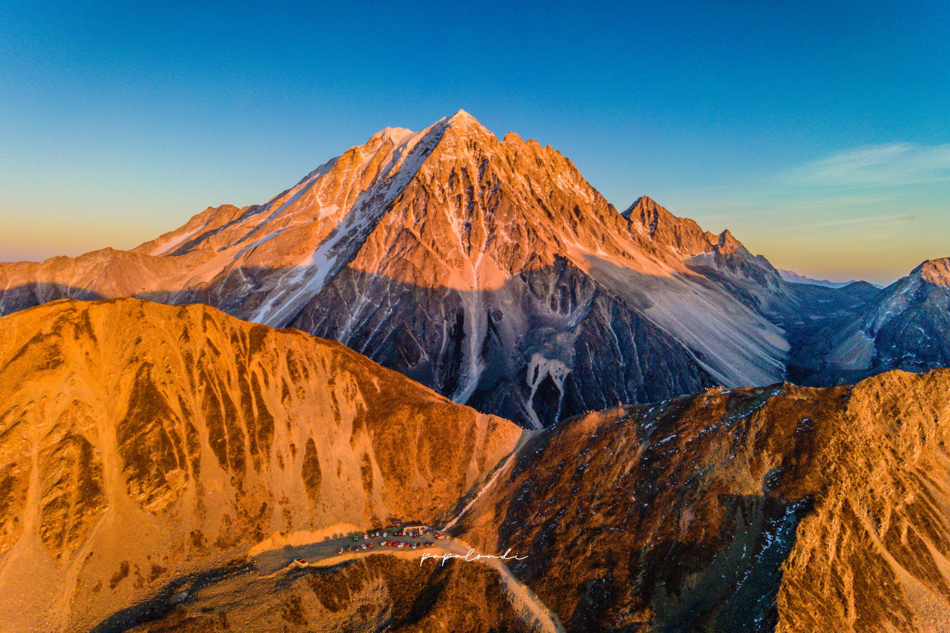 1贡嘎主峰7556米 贡嘎山位于甘孜州泸定县境内,是大雪山脉的主峰,拥有