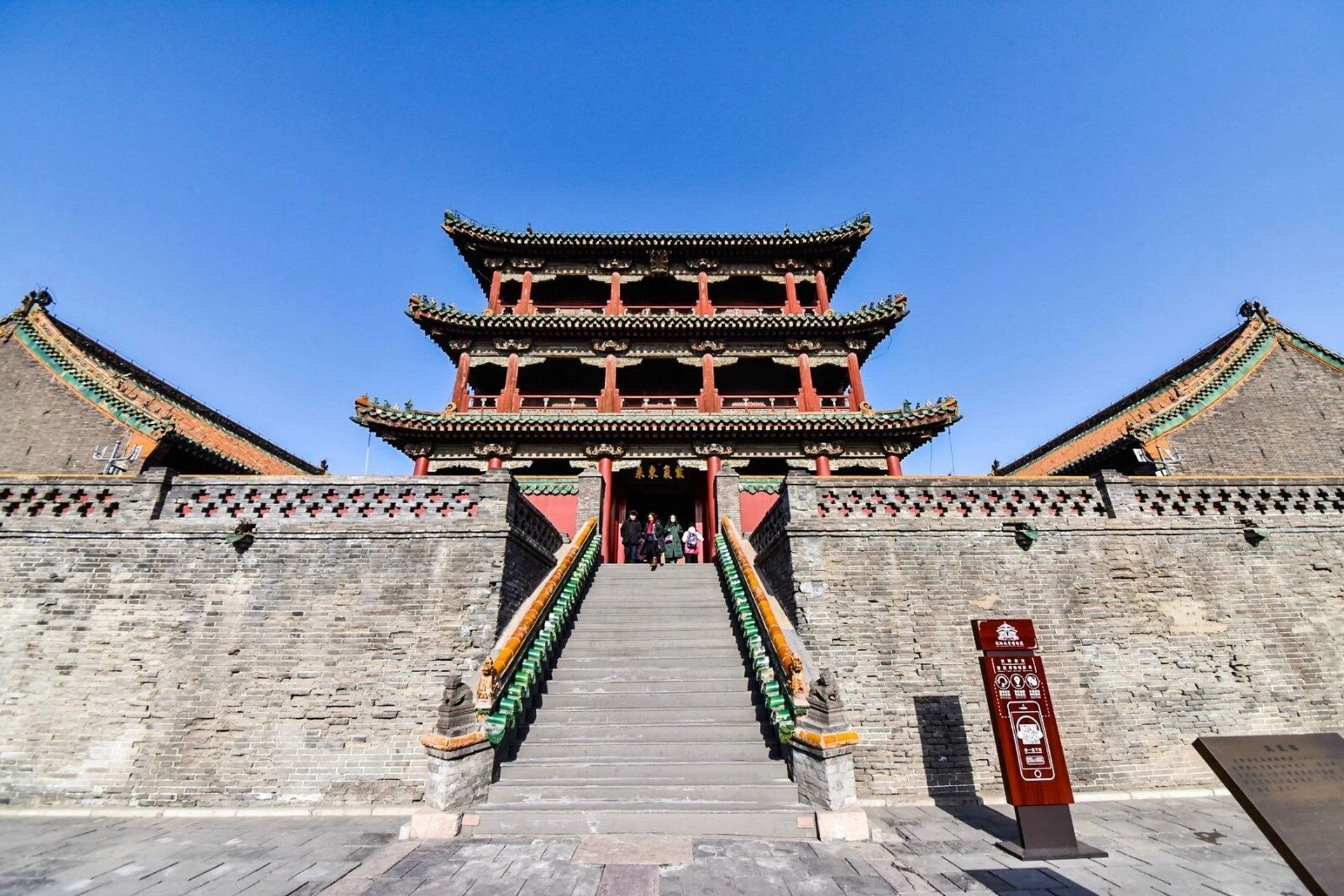 99沈阳故宫  Ⅰ游览路线  地点: 乘坐地铁1号线  黎明广场方向 ,在