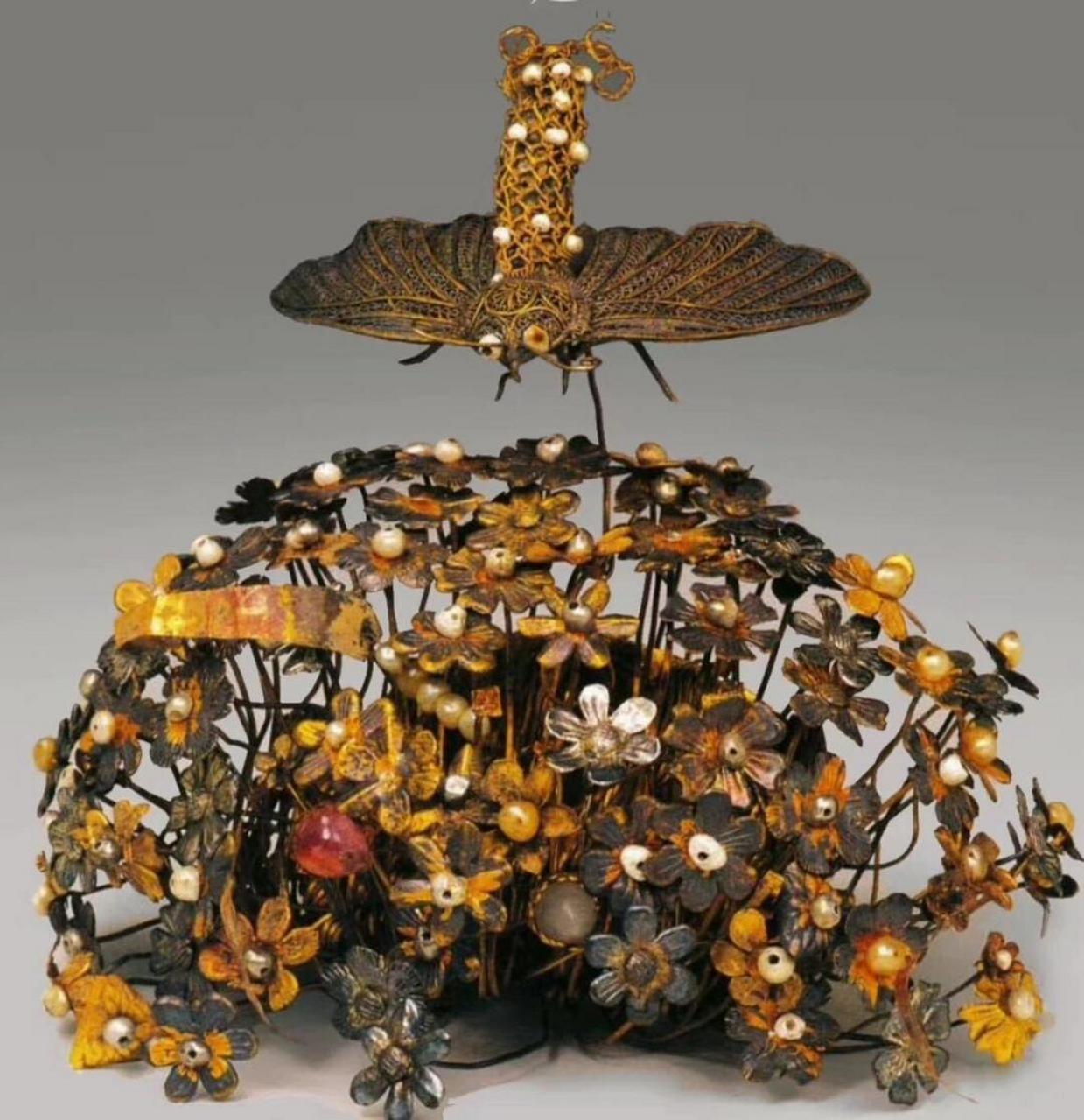 隋代贵族小女孩李静训(公元600年—608年)的金银珠花冠.