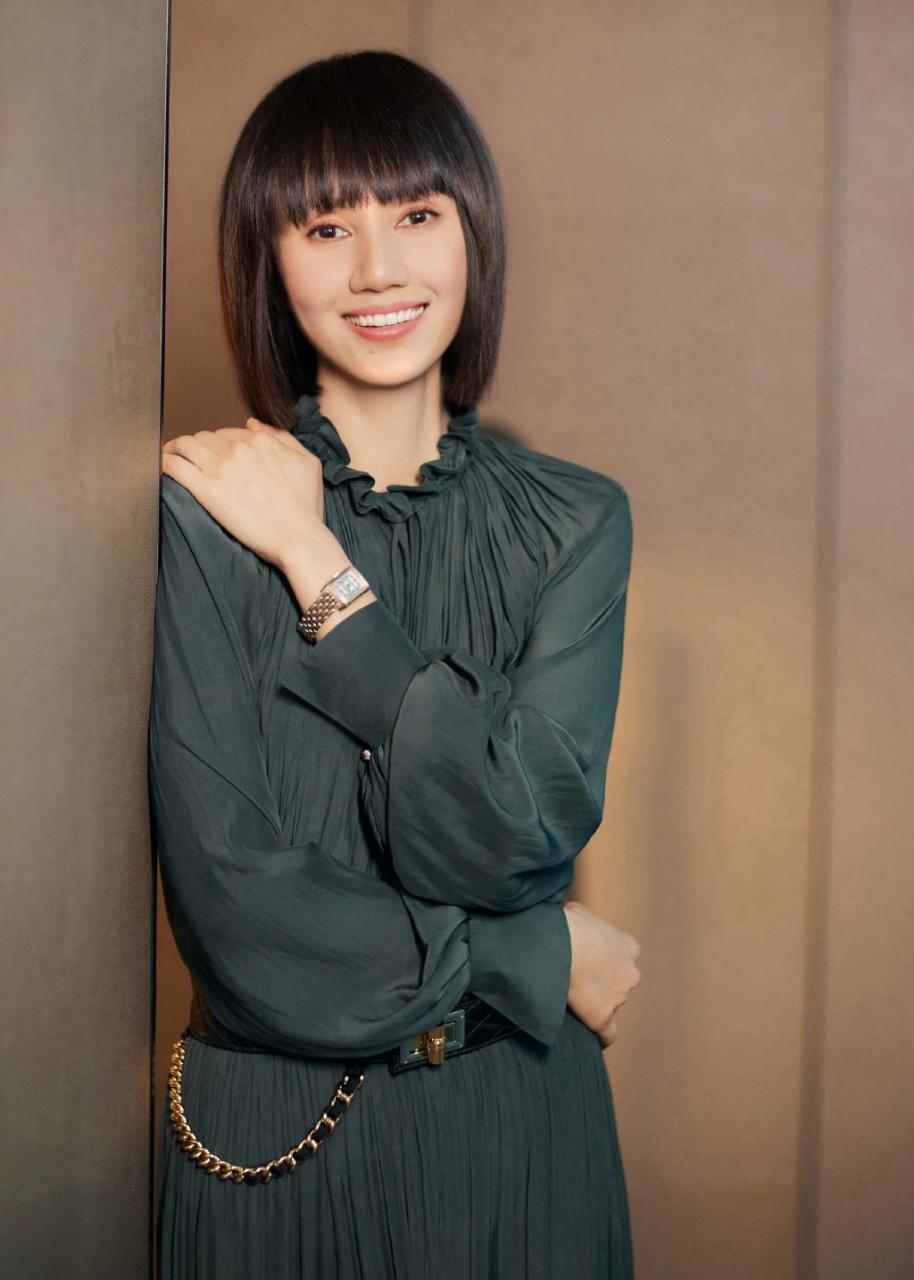 45岁的袁泉不愧是"辣妈圈顶流",身穿一件墨绿色连衣裙 波波头短发