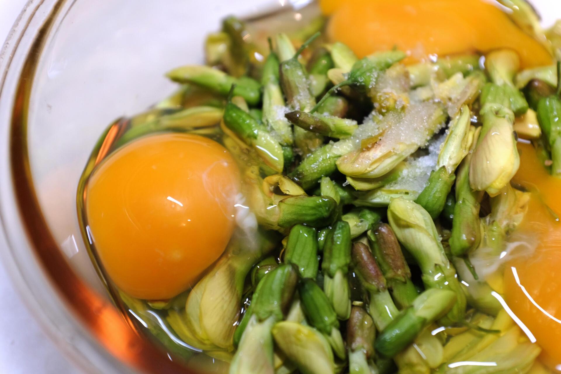 不时不食·金雀花煎鸡蛋    金雀花学名锦鸡儿.