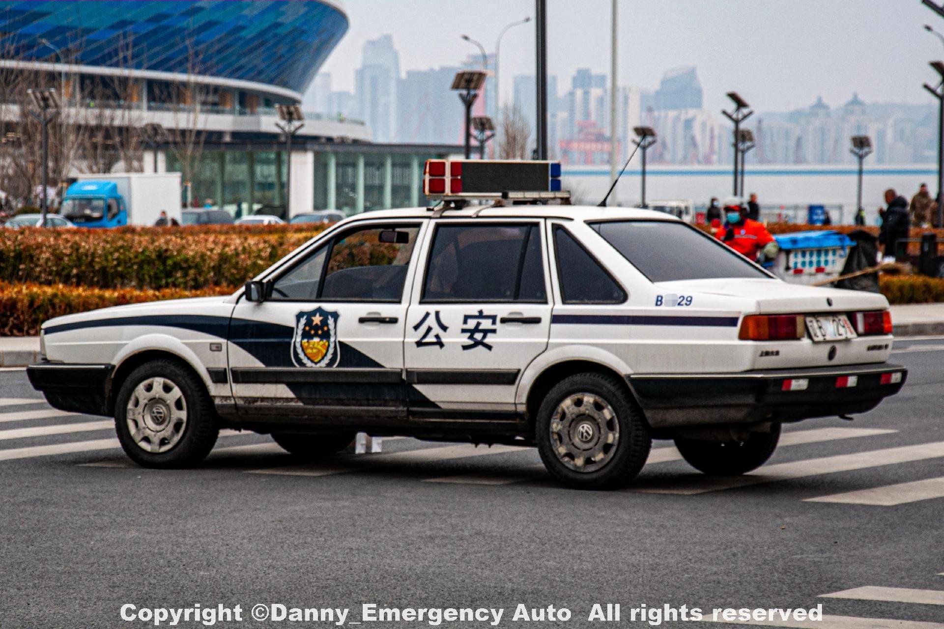 【你的城市还有桑塔纳警车吗】一代经典警车:大众桑塔纳警车91 对于