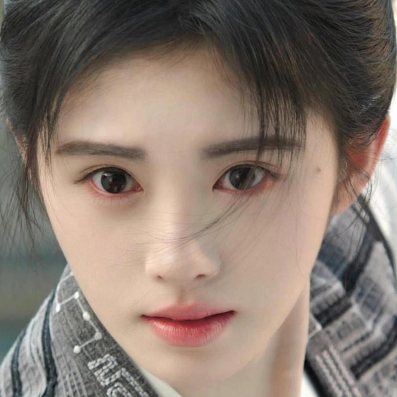 鞠婧祎的妆容真的改变了,没了假睫毛还画了粗眉