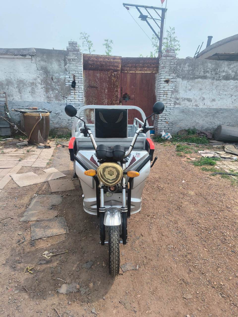 出售三年金彭电动三轮车. 车斗长一米三,宽95公分.