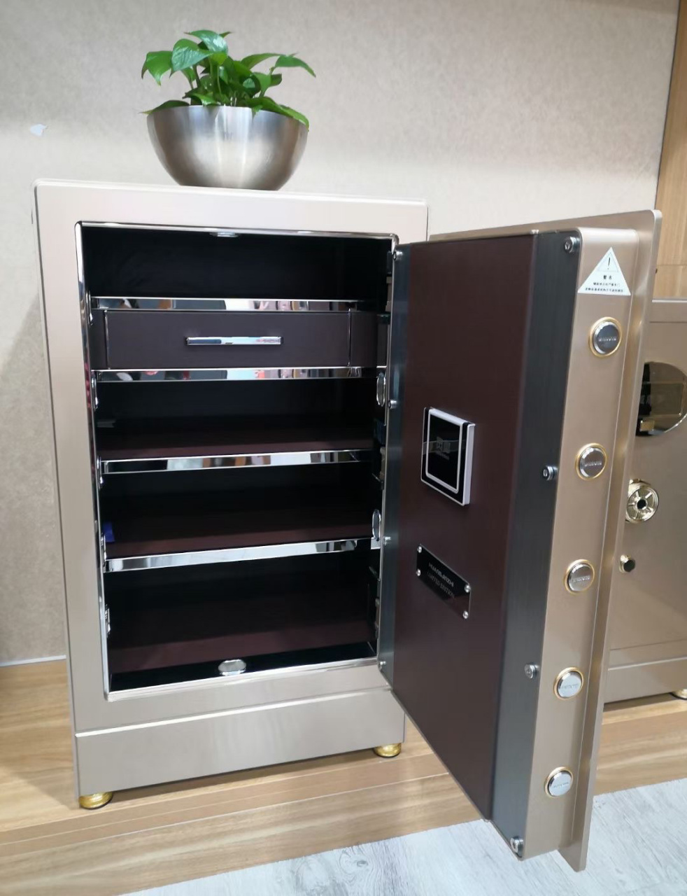 威盾斯保险柜 简约的外表 深刻的内涵! 6738年威盾斯!