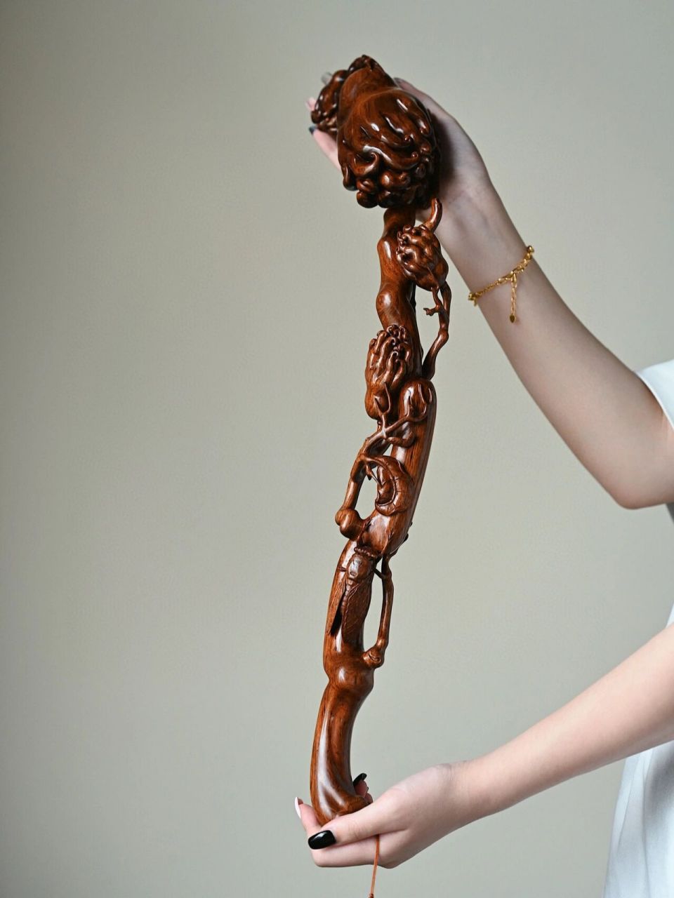 海南黄花梨"佛手"如意 木质如意,料质细腻莹润,镂雕枝叶盘绕,自然灵动