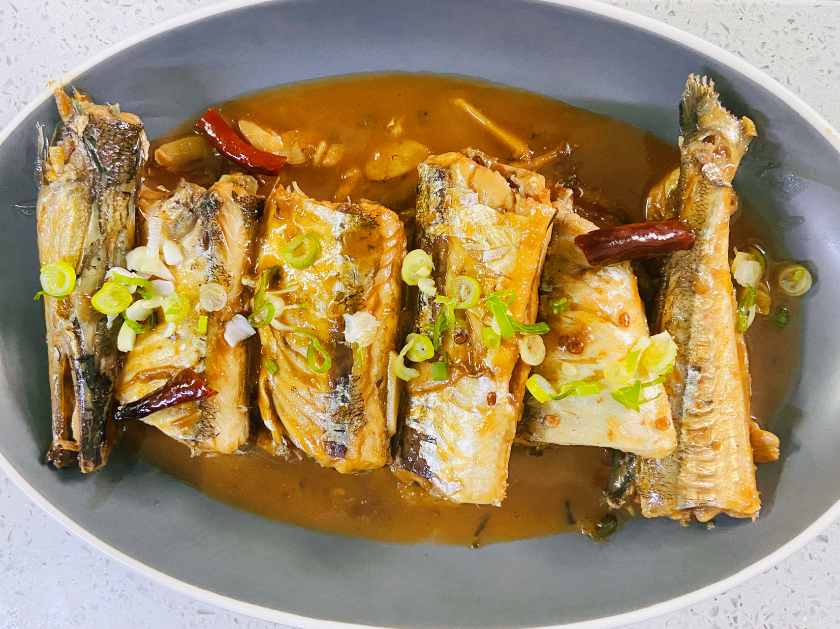 鱼刺是绿色的～针鱼家常做法 针鱼顾名思义它的嘴巴长长的像针一样的