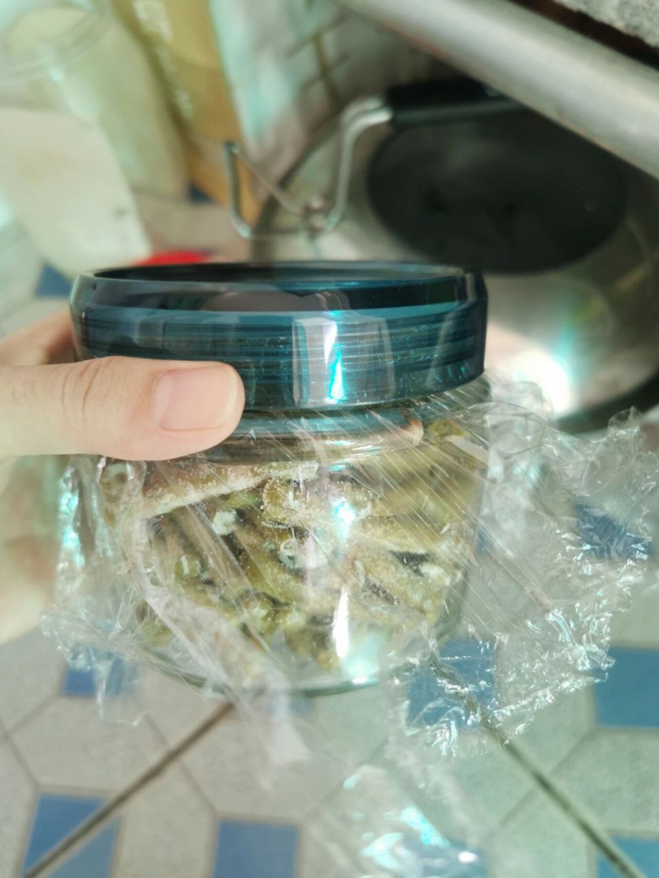 这个酸豆角是发霉了吗?