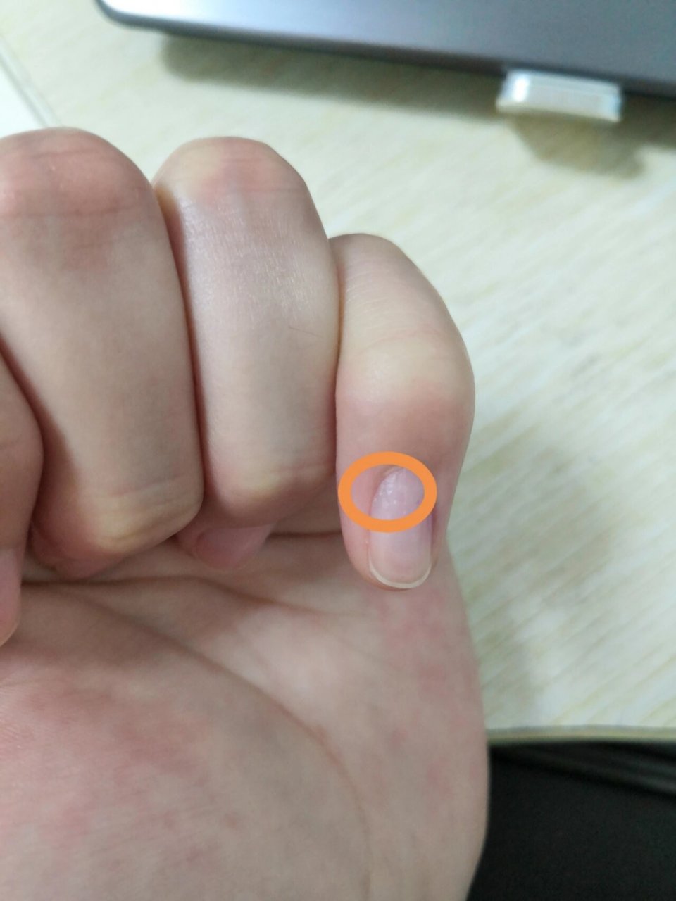 不懂,给我磨的很薄很薄,把美甲撕了以后发现就剩一层薄薄的了,用手