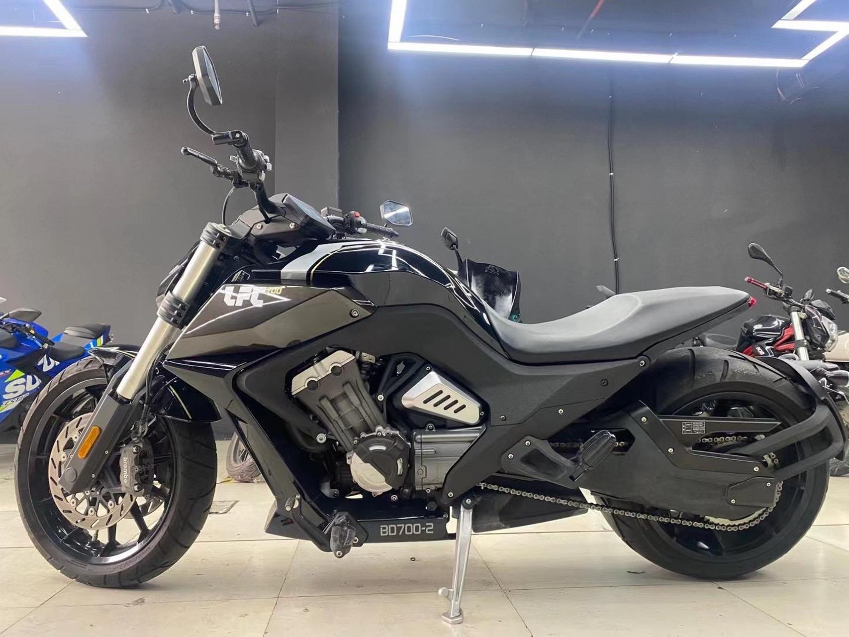 最新到货【奔达燎700】国四高配高功率版,前后布雷博,310后轮大宽胎