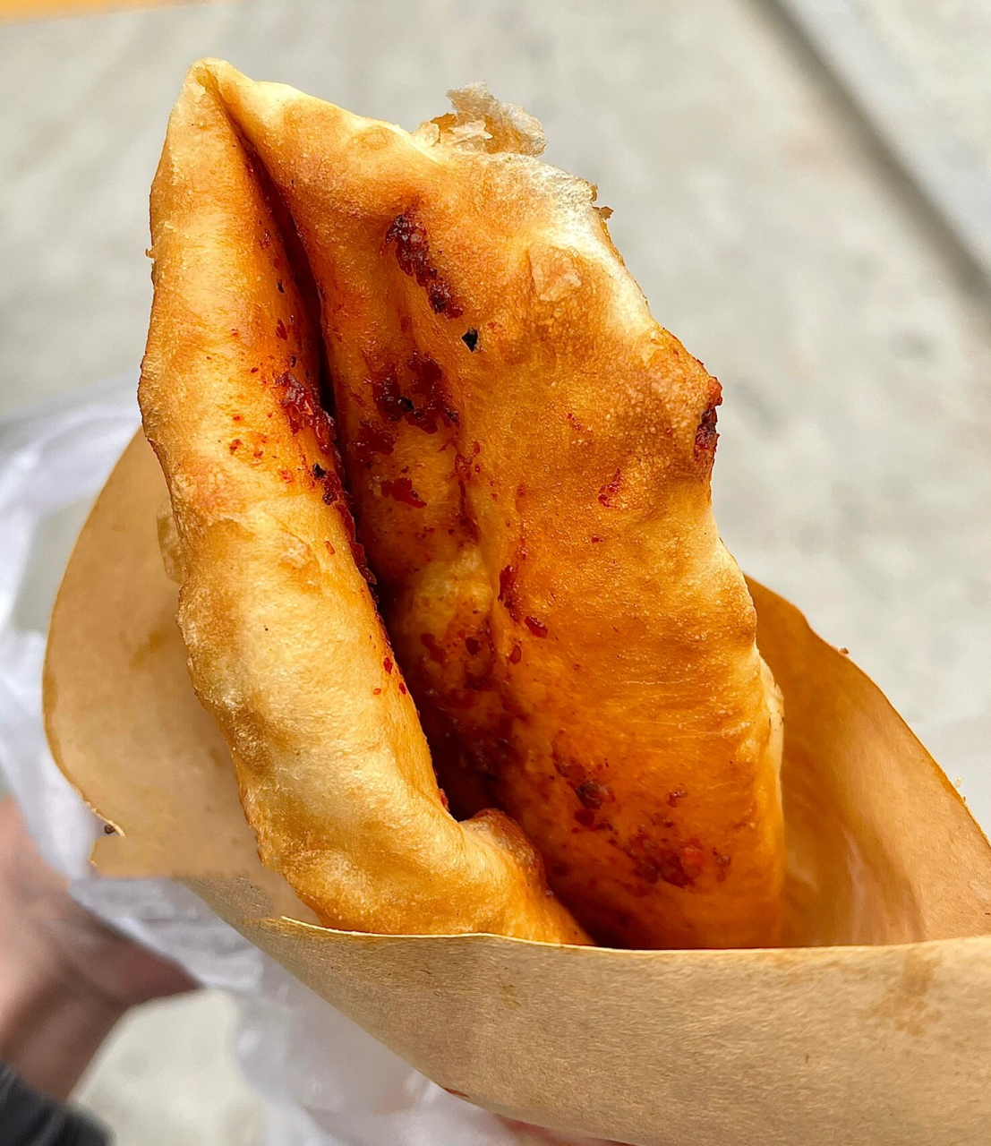 滕州美食|公婆饼 看袋子还是个地方小吃 虽说是从油锅里出来的,但吃