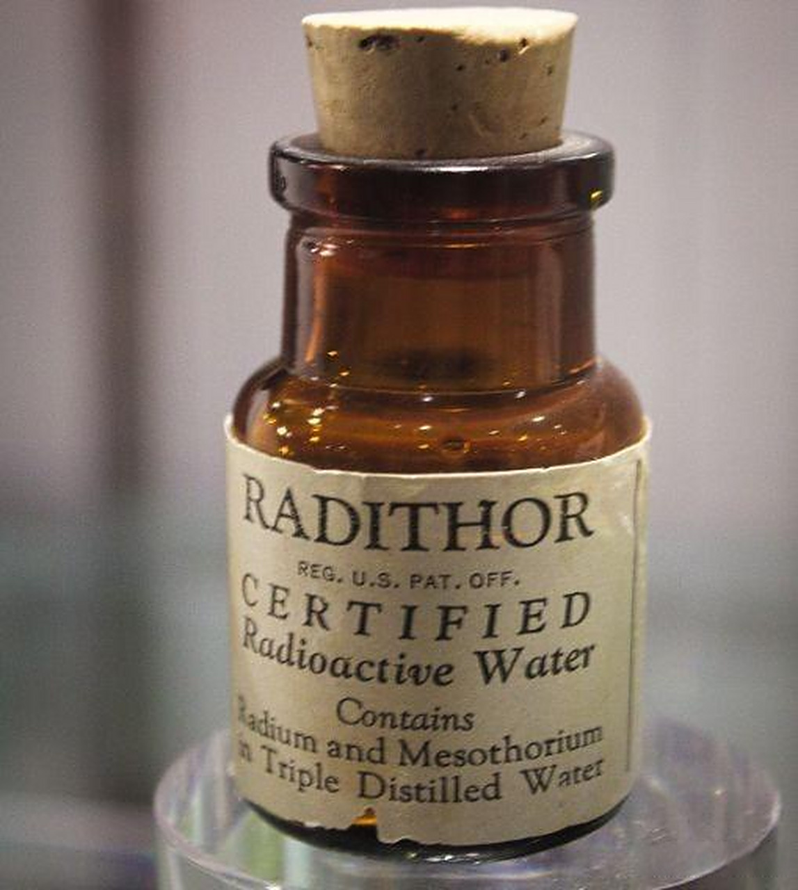 居里夫人在1898年发现了镭,4年间,镭迅速成为了治疗癌症的救命良药