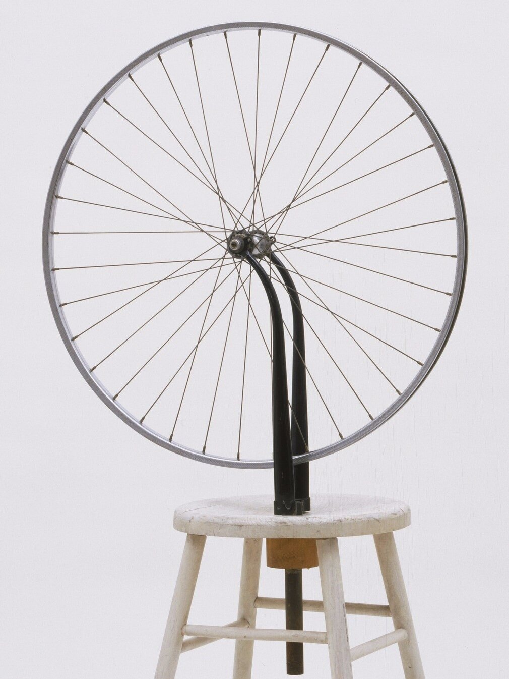 达达主义最具代表性的作品之一:自行车轮 《自行车轮》是达达主义最具