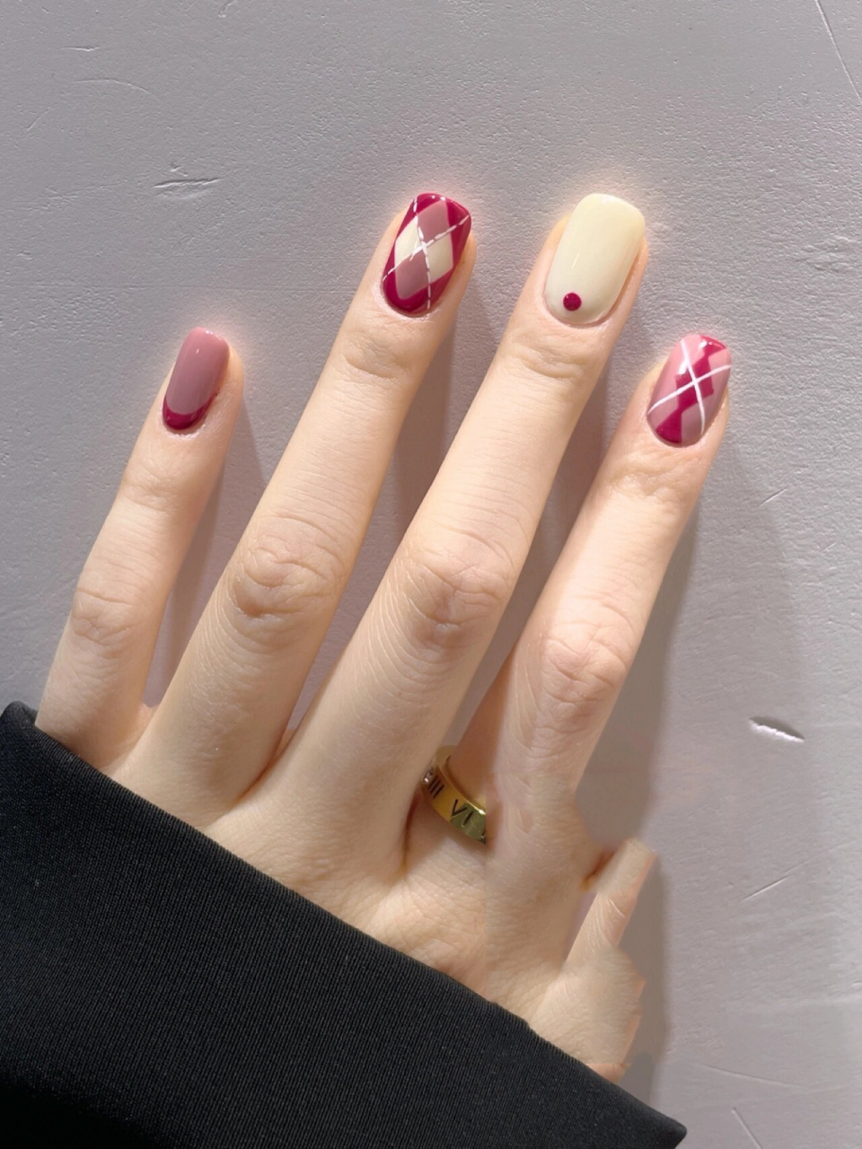 简约ins风 玫红色菱形格纹美甲9799敲显白的 菱形格纹美甲又来啦
