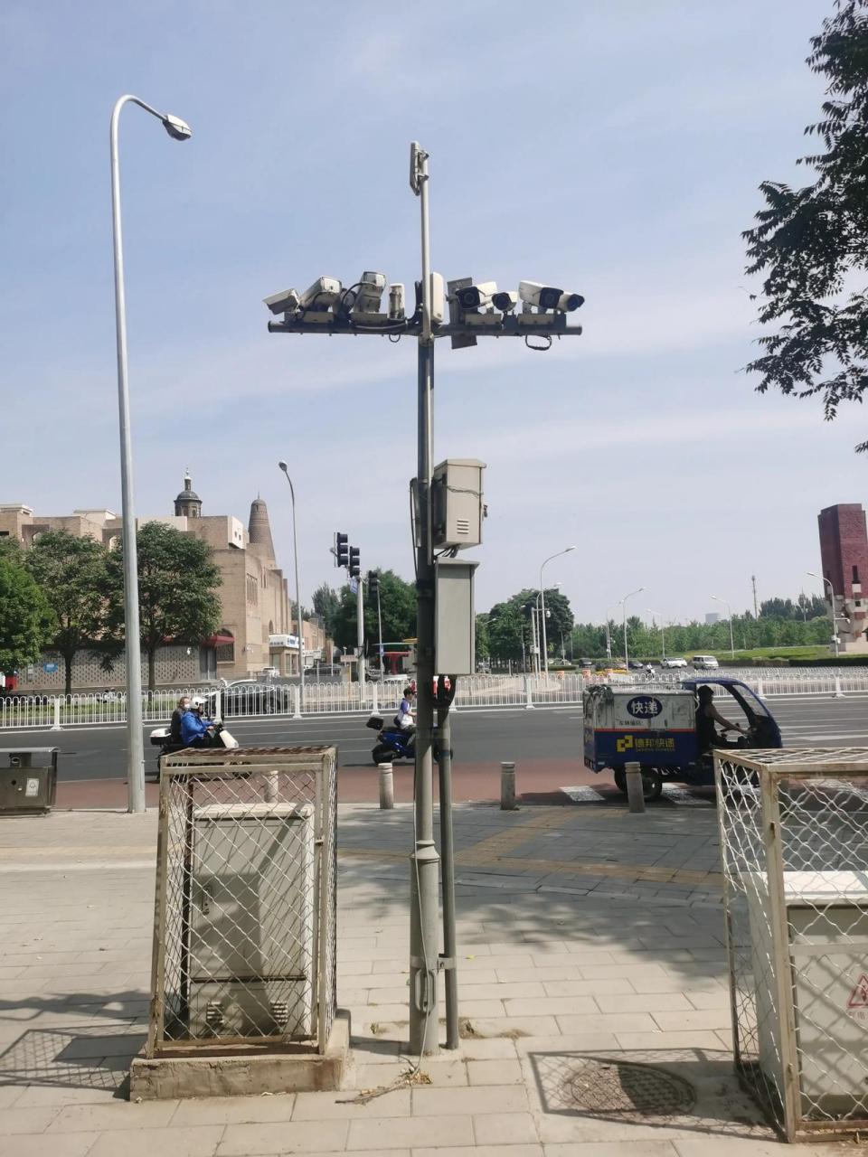 今天走到了地铁站,发现路口周边密密麻麻摄像头,也不知道安装的这些