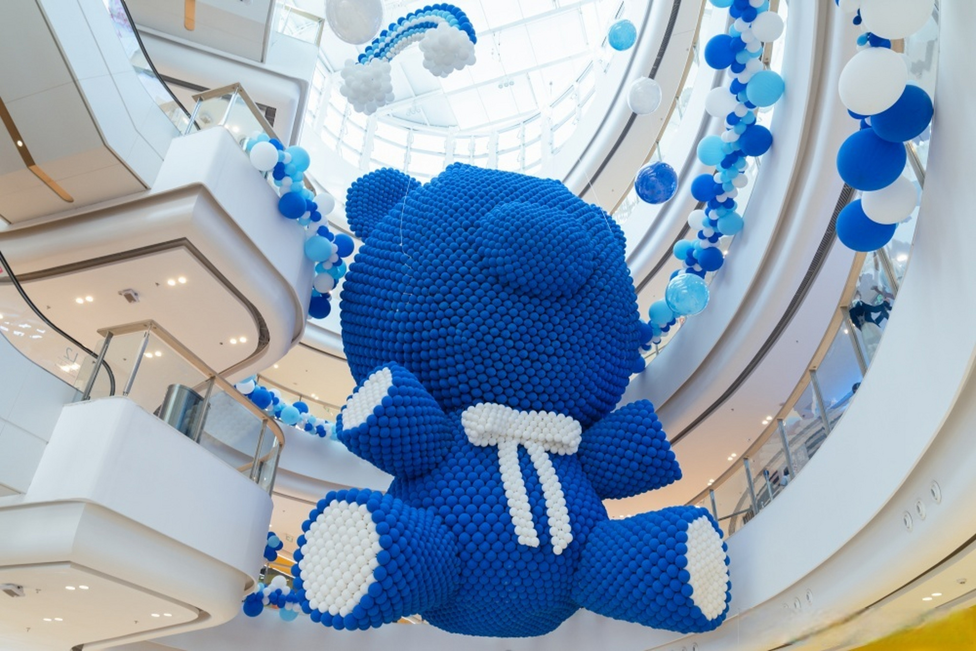 【#晋宁下了一场浪漫的蓝色气球雨#】5月18日,晋宁吾悦广场里,一场